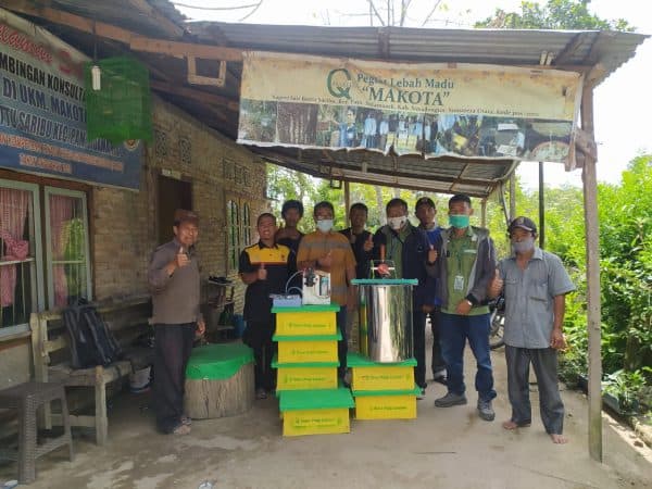 pt_tpl_bantu_kelompok_pegiat_lebah_madu_di_sait_buttu_sidamanik