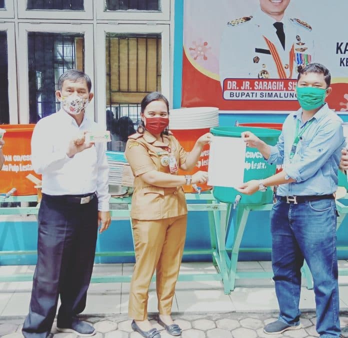 pt_tpl_serahkan_15_wastafel_120_liter_desinfektan_ke_camat_girsip