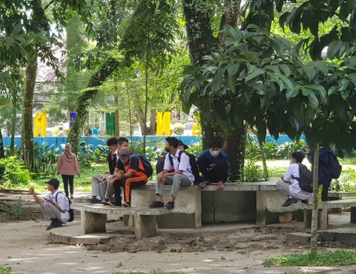 ptm_terbatas_banyak_siswa_smasmk_pematangsiantar_malah_nongkrong