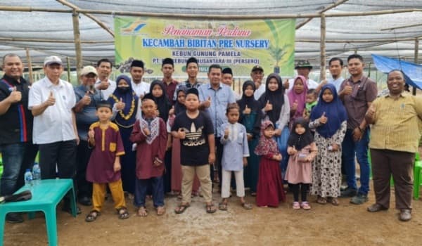 ptpn3_kebun_pamela_warnai_penanaman_perdana_kelapa_sawit_dengan_menyantuni_anak_yatim