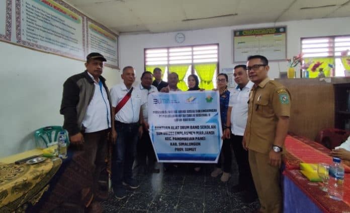 ptpn_iv_kebun_marjandi_serahkan_bantuan_alat_drumband_ke_sdn_091292_simpang_raya