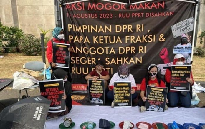puasa_makan_di_gedung_dpr_gegara_ruu_pprt_berhenti_dibahas