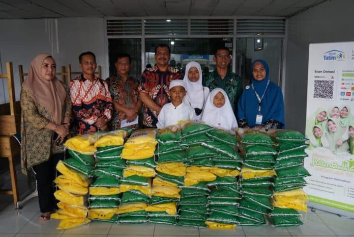 pud_pasar_medan_gelar_baksos_ramadhan_salurkan_120_karung_beras
