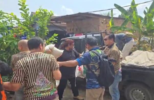 pujakesuma_beri_bantuan_sembako_kepada_korban_banjir_di_deli_serdang
