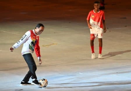 pukau_penonton_presiden_jokowi_main_bola_saat_pembukaan_pon_xx_papua