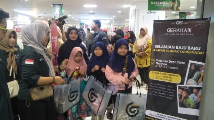 puluhan_anak_yatim_di_kota_medan_berbelanja_baju_lebaran_gratis