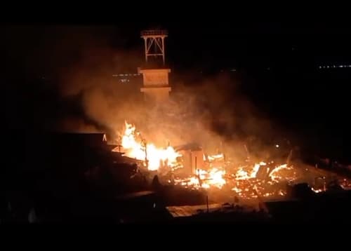 puluhan_bangunan_terbakar_di_tepi_pantai_parapat