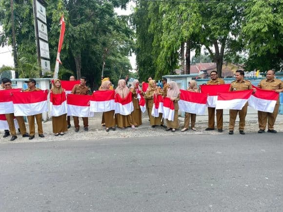puluhan_bendera_merah_putih_dibagikan_kepada_warga_pantai_labu