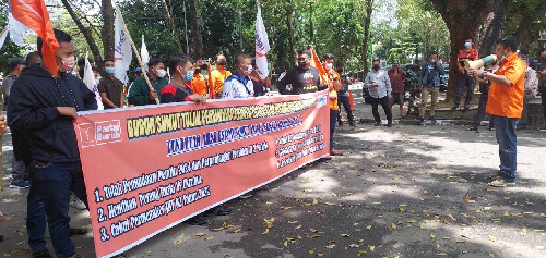 puluhan_buruh_ujuk_rasa_di_dprdsu_tolak_wacana_penundaan_pemilu_2024