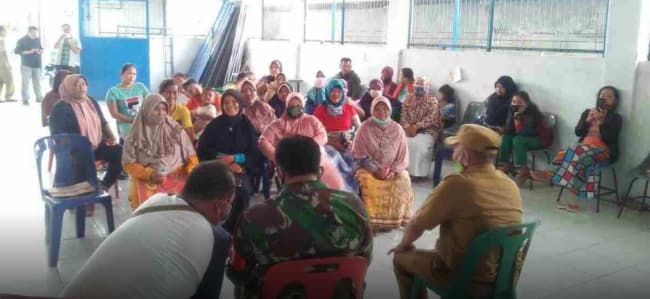 puluhan_emak_emak_minta_kakek_dan_anaknya_di_penjara_ini_pemicunya