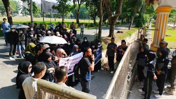 puluhan_guru_honorer_kembali_geruduk_kantor_bupati_langkat_ini_tuntutannya