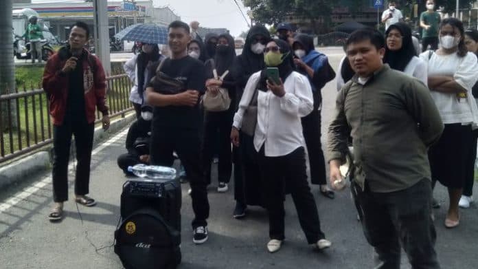 puluhan_guru_honorer_langkat_demo_ke_polda_sumut_polisi_sudah_kita_periksa_90_orang