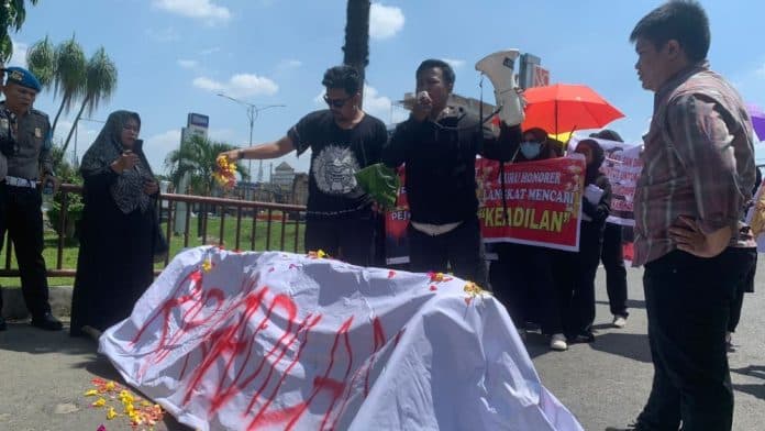 puluhan_guru_honorer_unjuk_rasa_soal_dugaan_kecurangan_pppk_langkat