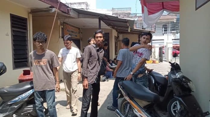 puluhan_karyawan_home_industri_frozen_kumpul_ktp_buat_laporan_polisi
