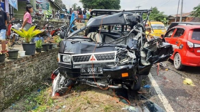 puluhan_kendaraan_tabrakan_beruntun_di_merek_raya