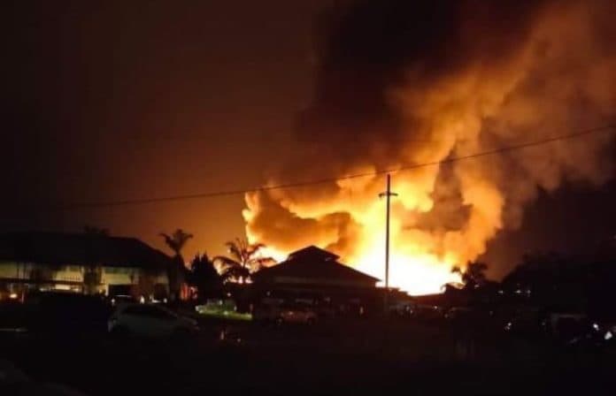 puluhan_kios_di_pajak_tarutung_taput_ludes_terbakar
