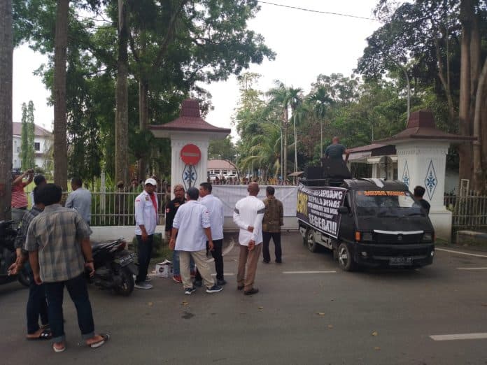 puluhan_kontraktor_demo_di_kantor_bupati_deli_serdang_desak_kadis_cikataru_dicopot