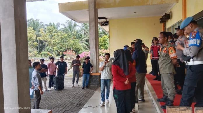 puluhan_mahasiswa_aksi_damai_soal_honor_tks_di_palas