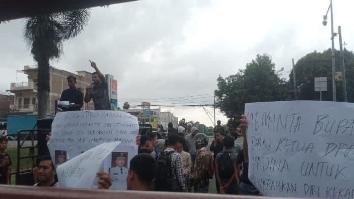 puluhan_mahasiswa_desak_polda_sumut_tangkap_bupati_madina