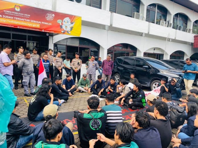puluhan_mahasiswa_uhn_unjuk_rasa_di_kpu_sumut_sebut_ada_kecurangan_di_pemilu_2024