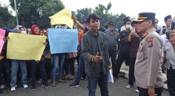 puluhan_massa_datangi_polda_sumut_minta_dudung_adijono_tetap_jadi_kabid_propam
