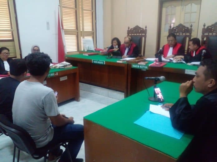 puluhan_massa_fui_kawal_sidang_kasus_dugaan_penista_agama_di_pn_medan