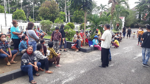 puluhan_massa_futasi_dari_siantar_sitalasari_datangi_kantor_dprd