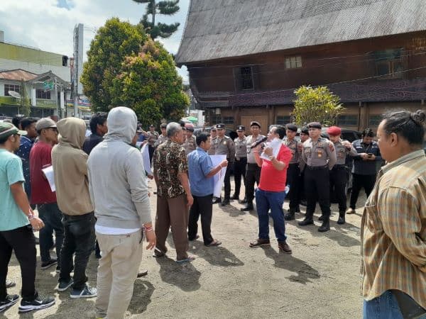 puluhan_massa_geruduk_kantor_bawaslu_toba_ini_pemicunya