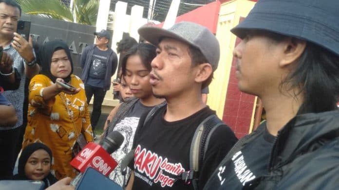 puluhan_massa_geruduk_polda_sumut_desak_oknum_tni_diperiksa