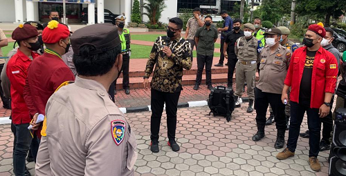 puluhan_massa_pmkri_dan_imabato_minta_kadis_pu_pemko_medan_dicopot