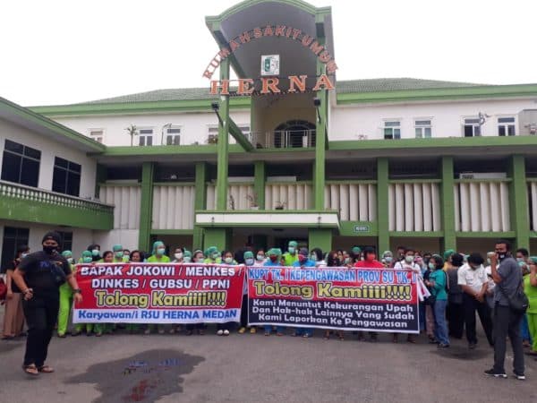 puluhan_medis_rsu_herna_gelar_aksi_gaji_dipotong_dan_kami_juga_dirumahkan