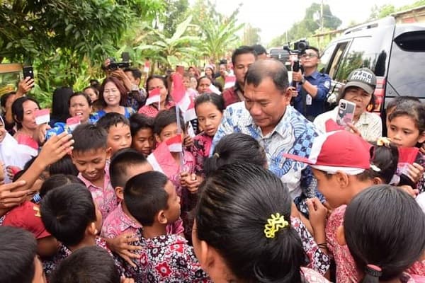 puluhan_murid_sd_hentikan_mobil_bupati_deli_serdang_ternyata_ini_penyebabnya