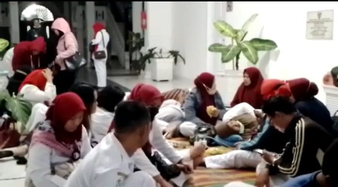 puluhan_nakes_tks_di_asahan_aksi_menginap_di_teras_kantor_dprd