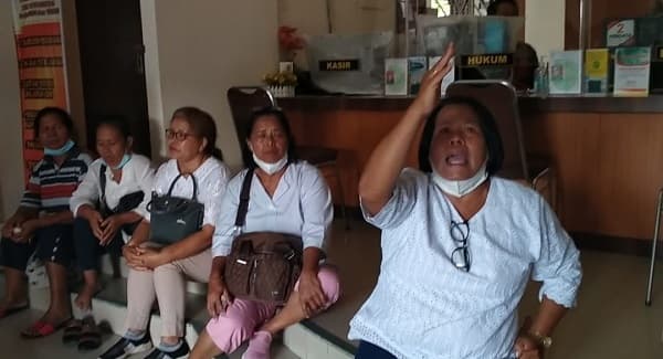 puluhan_omak_omak_lumban_tongatonga_parapat_teriaki_putusan_hakim_pn_simalungun_berbau_rp