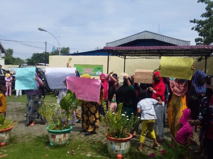 puluhan_omak_omak_unjukrasa_ke_kantor_lurah_pulau_sicanang