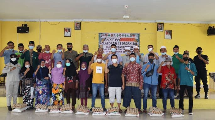 puluhan_organisasi_bagikan_100_paket_sembako_di_belawan