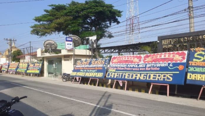puluhan_papan_bunga_ucapan_apresiasi_berantas_narkoba_hiasi_polres_batu_bara