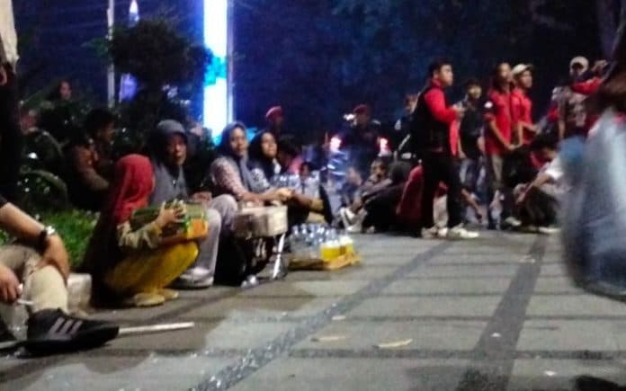 puluhan_pedagang_asongan_mengais_rezeki_di_lokasi_debat_calon_gubernur_sumut