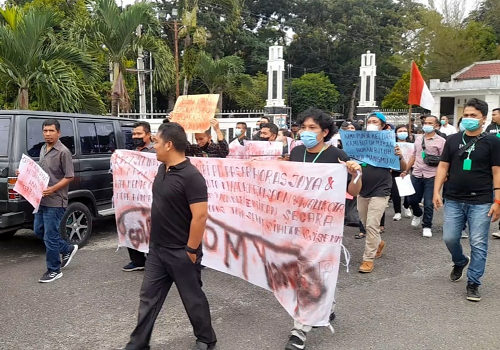 puluhan_pegawai_pd_pasar_horas_jaya_demo_minta_8_bulan_gaji_dibayarkan