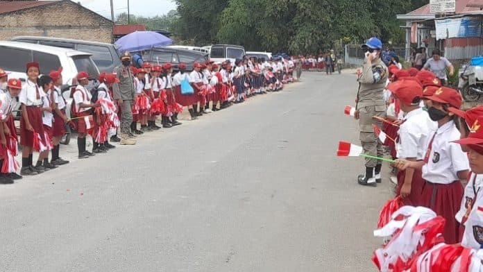 puluhan_pelajar_bawa_merah_putih_sambut_kedatangan_menko_airlangga_hartarto
