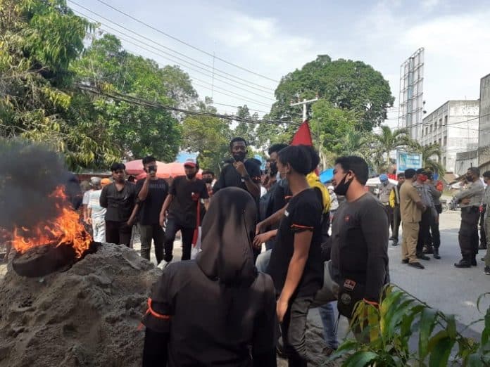 puluhan_pemuda_perdagangan_unjuk_rasa_tuntut_penutupan_tangkahan_pasir