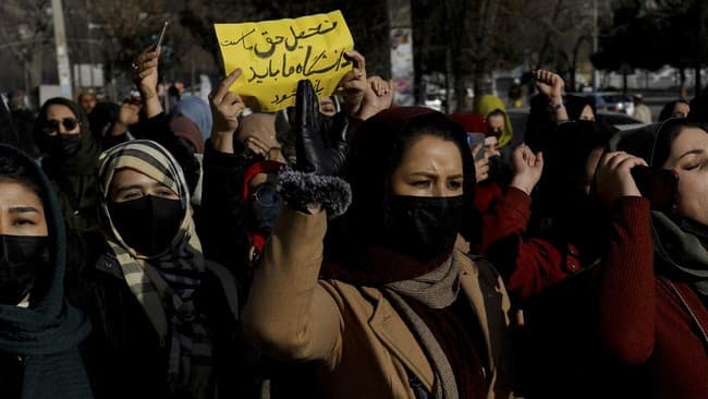 puluhan_perempuan_demo_peraturan_taliban_yang_melarang_salon_kecantikan_di_afghanistan