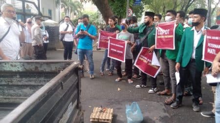 puluhan_peternak_petelur_dan_mahasiswa_demo_dprd_sumut