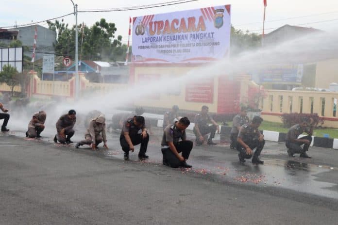 puluhan_polisi_dan_asn_deli_serdang_disemprot_water_canon