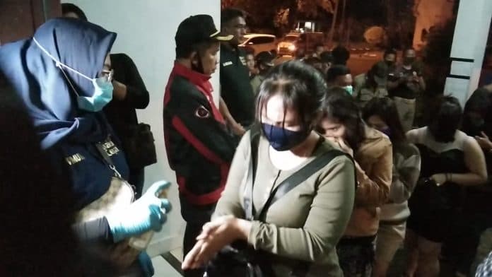 puluhan_psk_dan_pria_hidung_belang_terjaring_razia