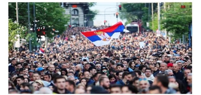 puluhan_ribu_warga_serbia_protes_penembakan_massal_tewaskan_17_orang