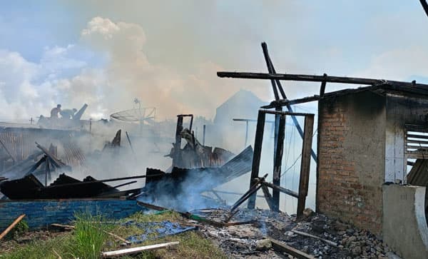 puluhan_rumah_di_jalan_putri_lopian_sidikalang_ludes_terbakar