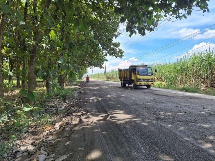 puluhan_tahun_rusak_warga_desa_bulu_cina_minta_perbaikan_jalan