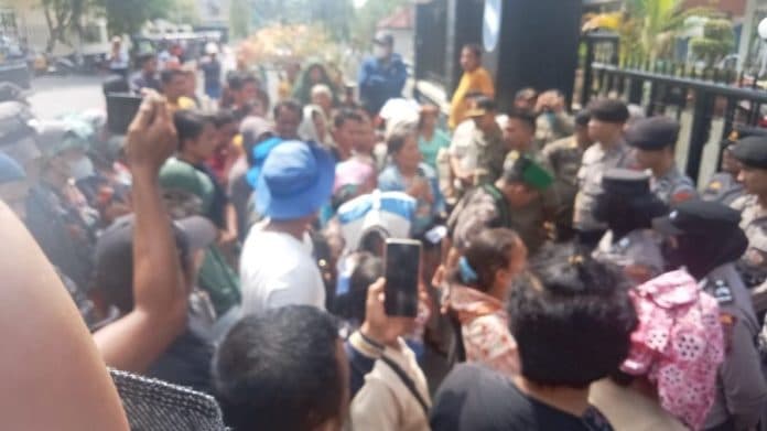 puluhan_warga_demo_di_depan_kantor_wali_kota_sibolga