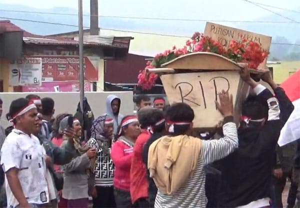 puluhan_warga_desa_siborboron_humbahas_unjuk_rasa_ke_pn_tarutung_tuntut_eksekusi_lahan_salah_objek